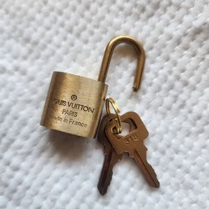 LV Lock and Key #318 (Item A)